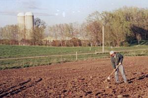 [john-planting-pumpkins.jpg]